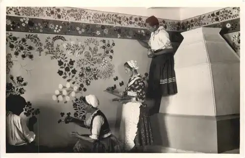 Kalocsauer Bauernfrauen beim Malen -663940