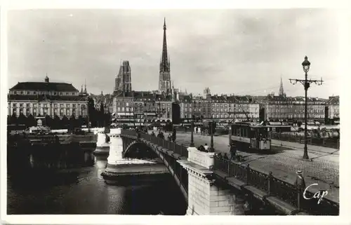 Rouen, le Pont Boieldieu et la Cathedrale -539512