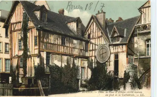 Rouen, Dans la Cour DÀlbane vieille maison au pied de la Cathedrale -539510