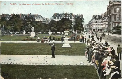 Paris, Le Charmeur d`oiseaux du Jardin des Tuileries -540212