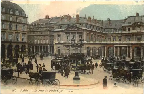 Paris, La Place du Palais-Royal -540156
