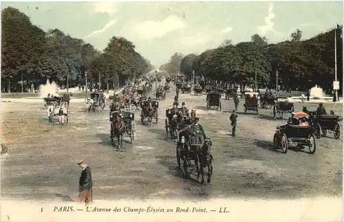 Paris, LÀvenue des Champs-Elysees au Rond Point -541318