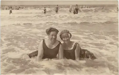 Frauen beim Baden -665560