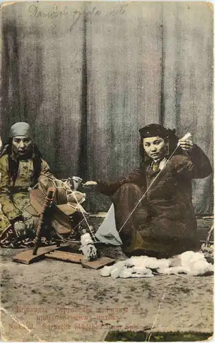 Kokand. Sartische Mädchen beim Spinnen -665856