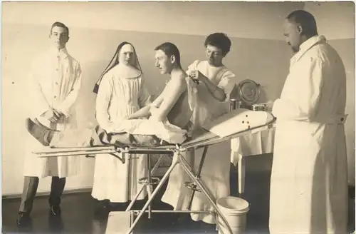 Mann beim Arzt -667984