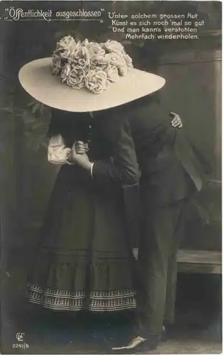 Leibespaar mit Riesenhut -668226