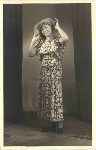 Frau mit Hut -668808