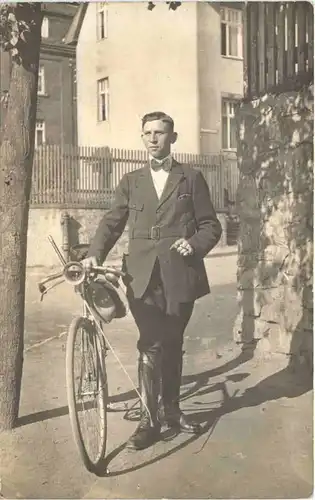 Mann mit Fahrrad -669046