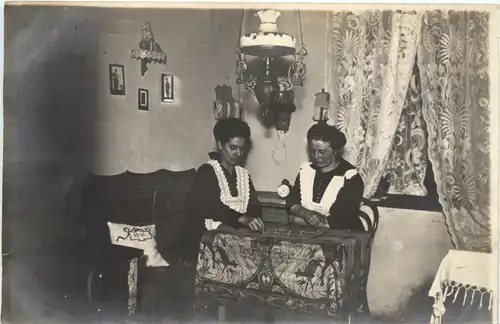 Frauen beim Spielen -669256