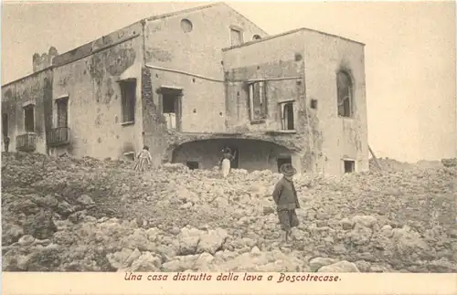 Una casa distrutta dalla lava a Boscotrecase -669898