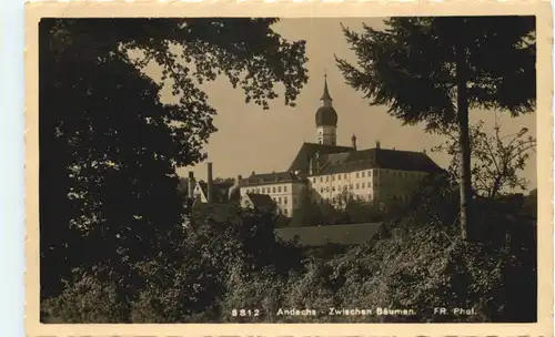 Andechs, Zwischen Bäumen -545318