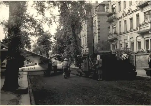 Dresden - Segelflugzeug Strassenbau -671458