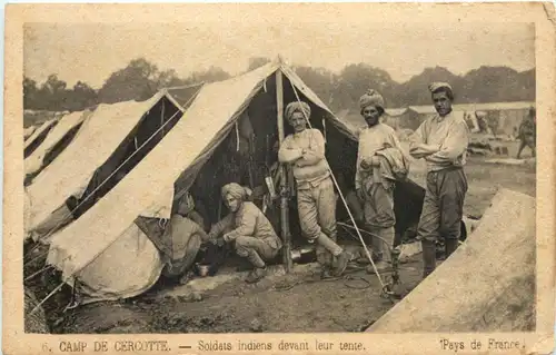 India - Soldats indiens devant leur tente -672408