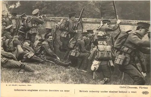 WW1 British infantry under shelter -672410