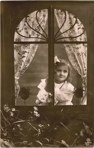 Kind am Fenster -674632