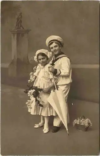 Kinder mit Schirm -674634