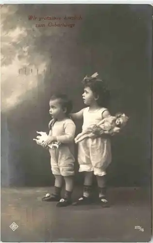 Kinder mit Puppe -674596