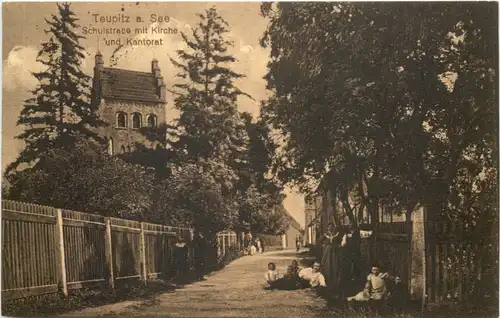 Teupitz am See - Schulstrasse mit Kirche -675298