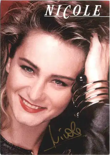Nicole mit Autogramm -677780