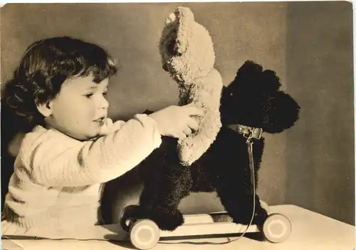 Kind mit Spielzeug -678724