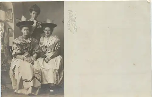 Bayrische Trachten -680674