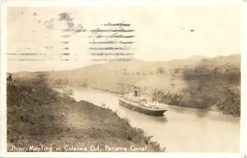 Panama Canal - Ships meeting in Culebra Cut -682248