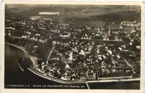 Friedrichshafen - Altstadt und Zeppelinwerft vom Flugzeug -685074