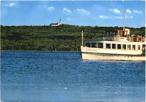 MS Utting auf dem Ammersee mit der Klosterburg Andechs -547426