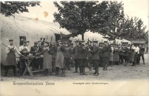 Truppenübungsplatz Senne - Kompagnie beim Gewehrreinigen -687976