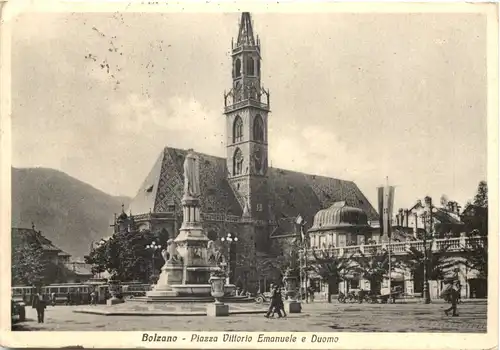Bolzano - Piazza Vittorio Emanuele e Duomo -690002