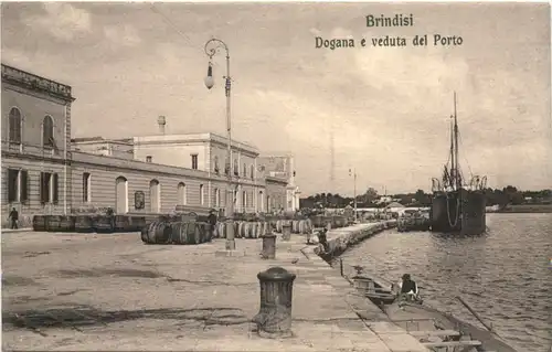 Brindisi - Dogna e veduta del Porto -692398