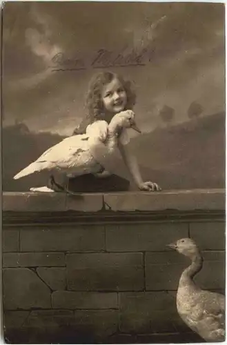 Kind mit Gans -694914