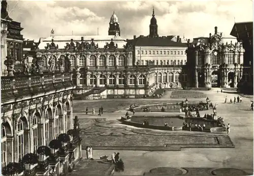 Dresden, Zwingerhof mit Glockenpavillion -551918