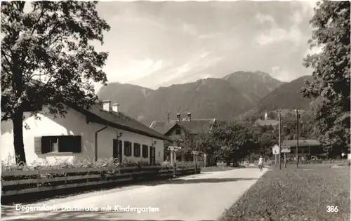 Deggendorf, Dorfstrasse mit Kindergarten -552892