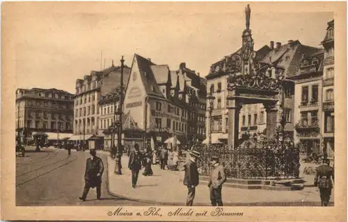 Mainz - Markt mit Brunnen -696720