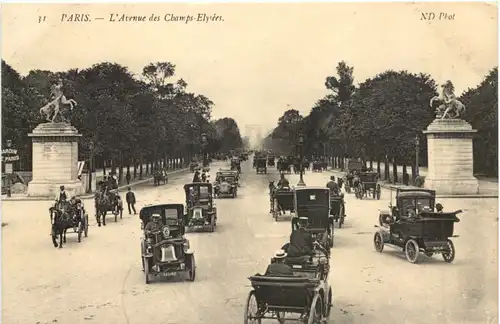 Paris - Avenue des Champs Elysees -698270