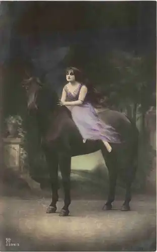 Frau auf Pferd -699778