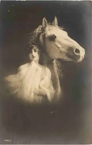 Frau mit Pferd -699882