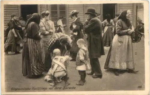 Ostpreussen - Flüchtlinge vor ihrer Baracke -703900