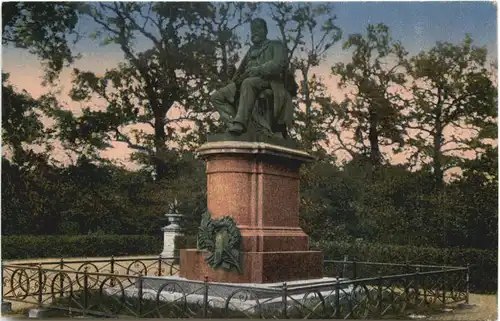 Neubrandenburg - Fritz Reuter Denkmal -705978