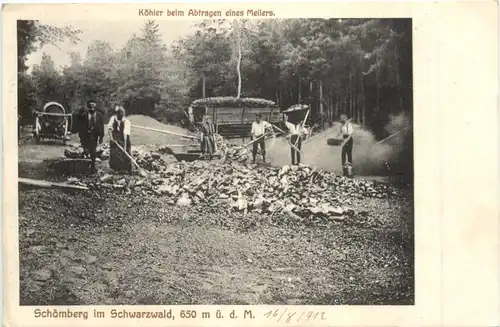 Schömberg im Schwarzwald - Köhler beim Abtragen eines Meilers -706486