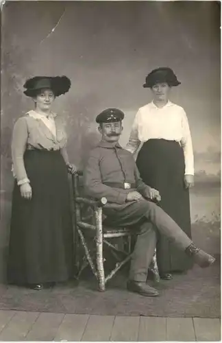 Soldat mit Frauen -713038