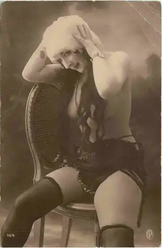 Erotik - Frau mit Strümpfen auf Stuhl -721500