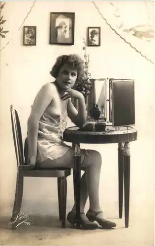 Erotik - Frau am Schminktisch -721436