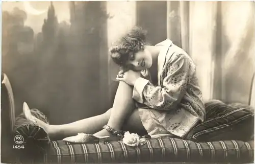 Erotik - Frau auf Sofa - PC Paris Verlag -721402