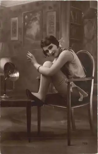 Erotik - Frau auf Stuhl -721466