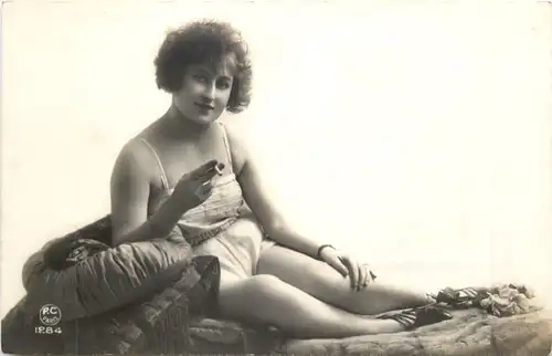 Erotik - Frau mit Zigarette - PC Paris Verlag -721458