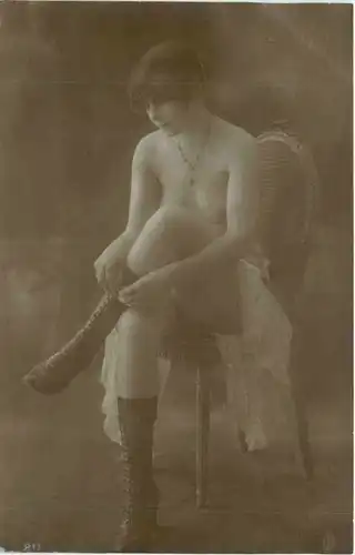 Erotik - Frau auf Stuhl -721478