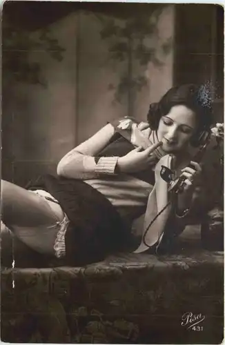 Erotik - Frau am Telefon mit Strümpfen -721432