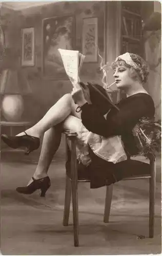 Erotik - Frau auf Stuhl mit Zigarette -721468